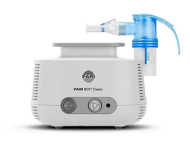 Inhalationsgerät Pari Boy Classic auf weißem Grund mit Schriftzug DAK Gesundheit
