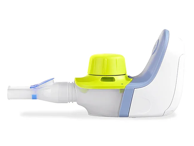 Inhalationsgerät Pari Boy Free auf weißem Grund mit Schriftzug DAK Gesundheit