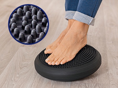 Fußmassage mit dem Orbisana Balance-Sitzkissen inkl. Pumpe