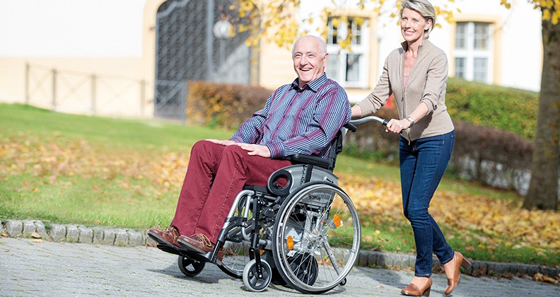 Brems- und Schiebehilfe für Rollstuhl sorgt für Freiheit und Flexibilität