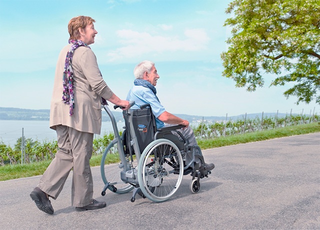Die Brems- und Schiebehilfe Viamobil vereinfacht das Schieben und das Bremsen des Rollstuhls