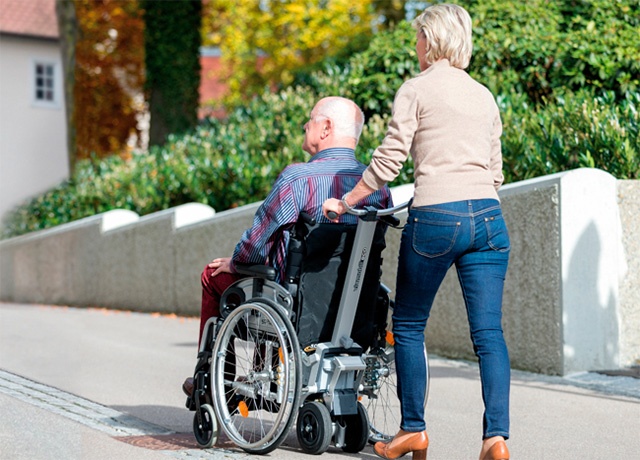 Mit Schwung durch die Stadt geht es mit am Rollstuhl angebrachten Brems- und Schiebehilfen